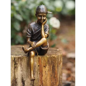 Statue en bronze d'un garçon assis avec un chapeau, 19 x 8 x 6 cm