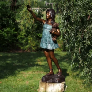 Statue en bronze Jeune fille debout avec papillon 141 x 60 x 45 cm